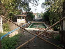 PROYEK JEMBATAN MOJOWANGI MOJOWARNO JOMBANG MANGKRAK, DIDUGA ADA PENYELEWENGAN ANGGARAN DARI KADES