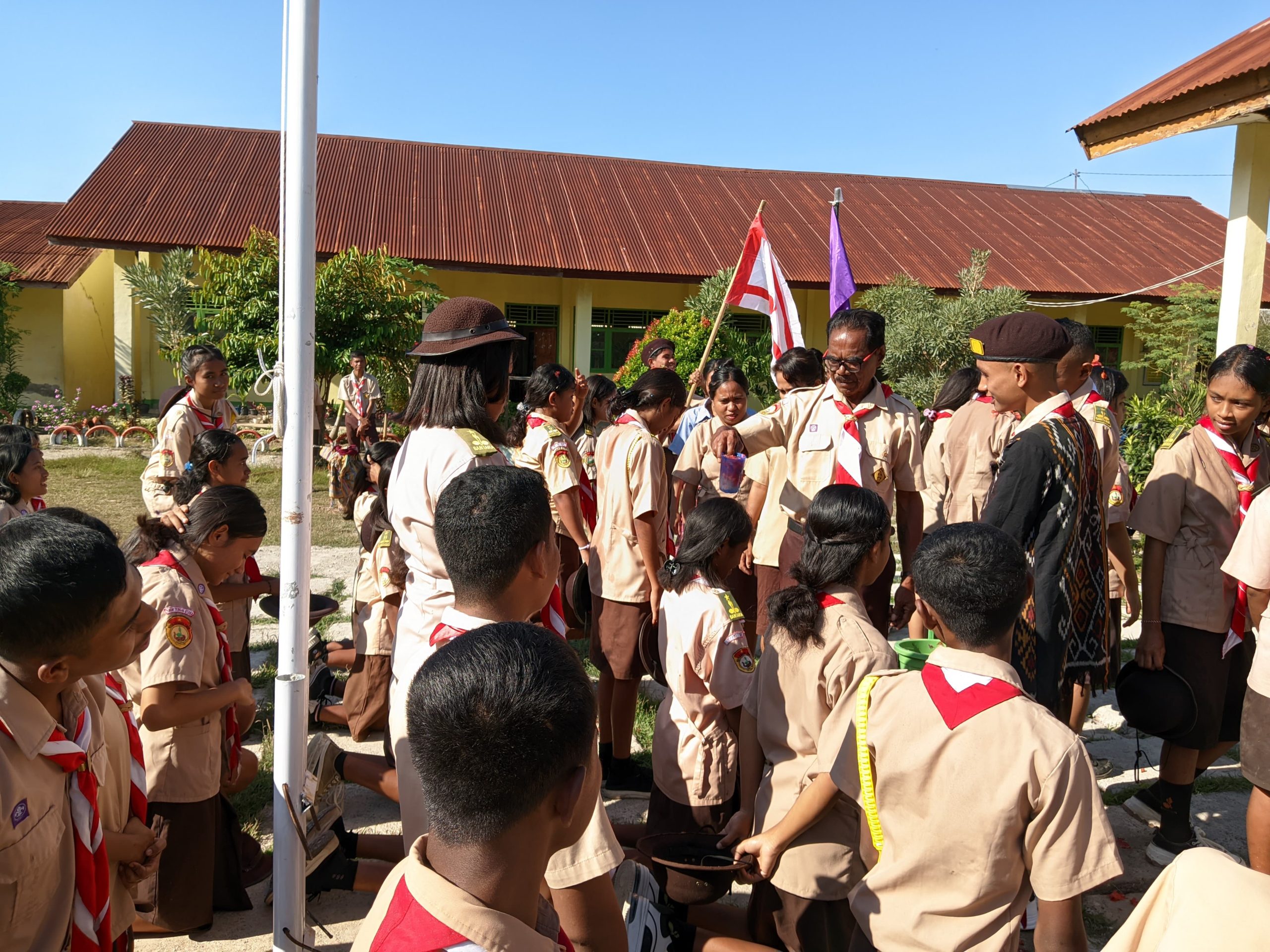 Foto: Pengukuhan Dewan Kerja Ambalan Gudep 081-082 Ambalan Takua SMA Swasta Pelita Karya Kefamenanu dengan penyiraman air kembang oleh para pembina dan guru-guru.