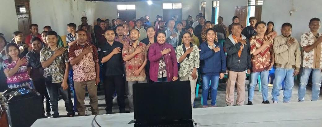 Foto:  Komisioner KPU Ibu Erni atitus, PPK, dan PPS se-Kecamatan Miomafo Barat, Kabupaten Timor Tengah Utara.