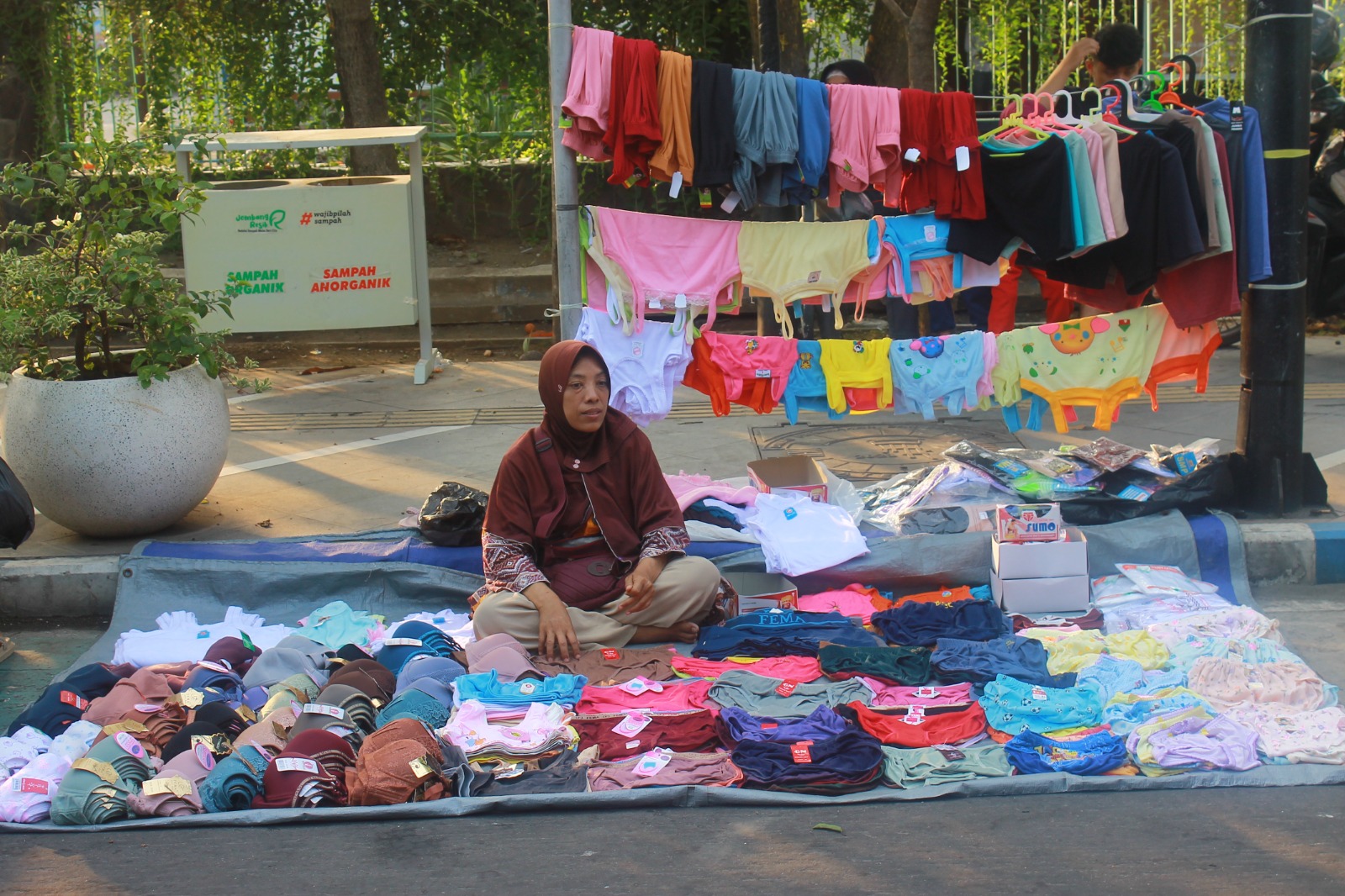 Foto: Tidak hanya kuliner atau jajanan, pakaian dalam pun juga tersedia di Car Free Day.