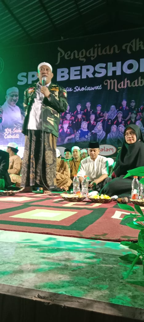 Foto: KH Sunandi Jubaidi di acara SPK Bersholawat meminta legalitas Komunitas agar berbadan hukum.