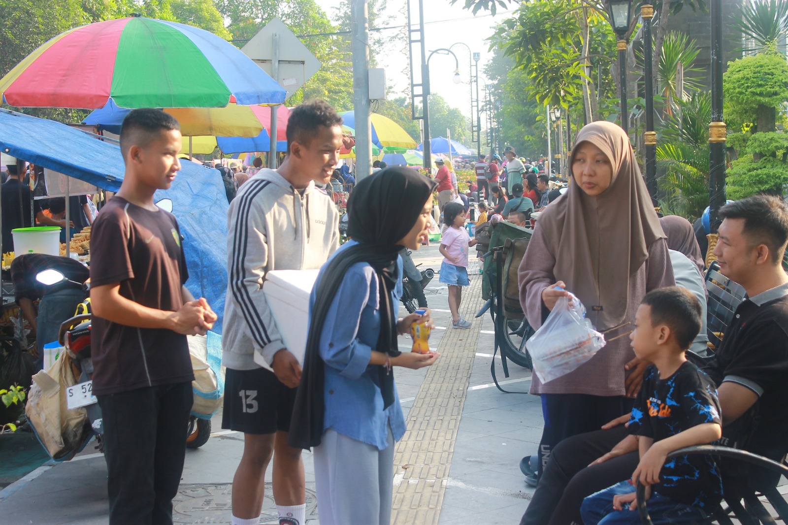 Foto: Para pelajar yang belajar kewirausahaanpun juga ambil bagian dalam program sosial ekonomi yang terselenggara setiap Minggu ini.