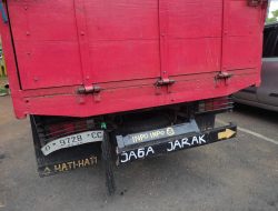 MOTOR TABRAK TRUK DI BATANG JAWA TENGAH, KORBAN MENINGGAL DUNIA
