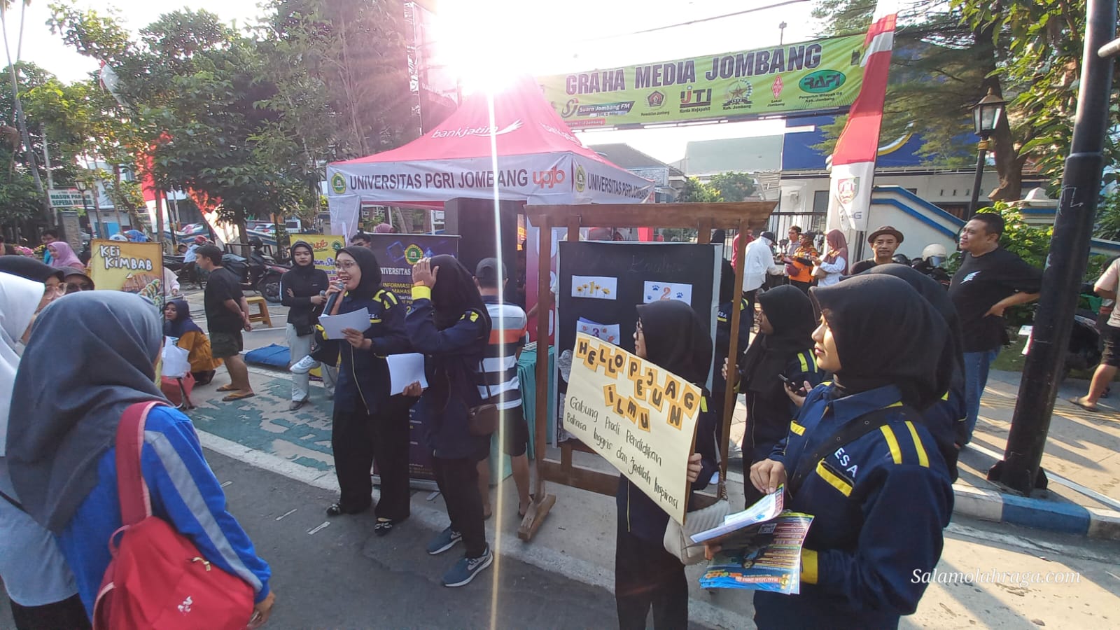Foto: Mahasiswa Prodi Bahasa Inggris dan Tim PENMARU UPJB saat open informasi dan promosi di CFD.