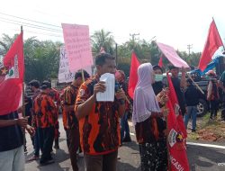 Protes Ratusan Warga di PALI: Tuntut Kejaksaan Usut Kasus Korupsi
