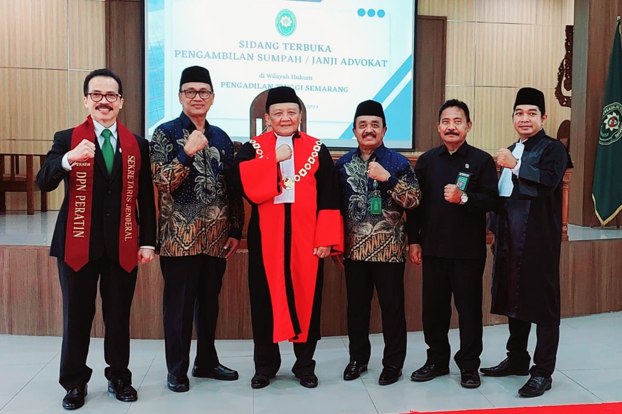 Foto: Sidang Terbuka Pengambilan Sumpah/ Janji Advokat Peratin di Pengadilan Tinggi Semarang.