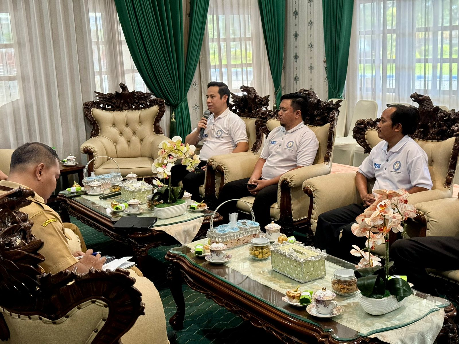 Foto: Sandy Dolorosa H. Ketua PWO Jombang saat mengenalkan anggotanya.