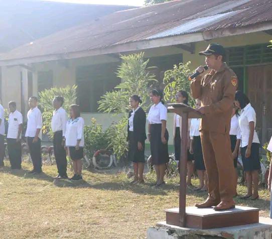 Foto: Kepala Sekolah SMA Swasta Pelita Karya Kefamenanu Alexander Salu, S.Pd., ditengah pidatonya dalam upacara.