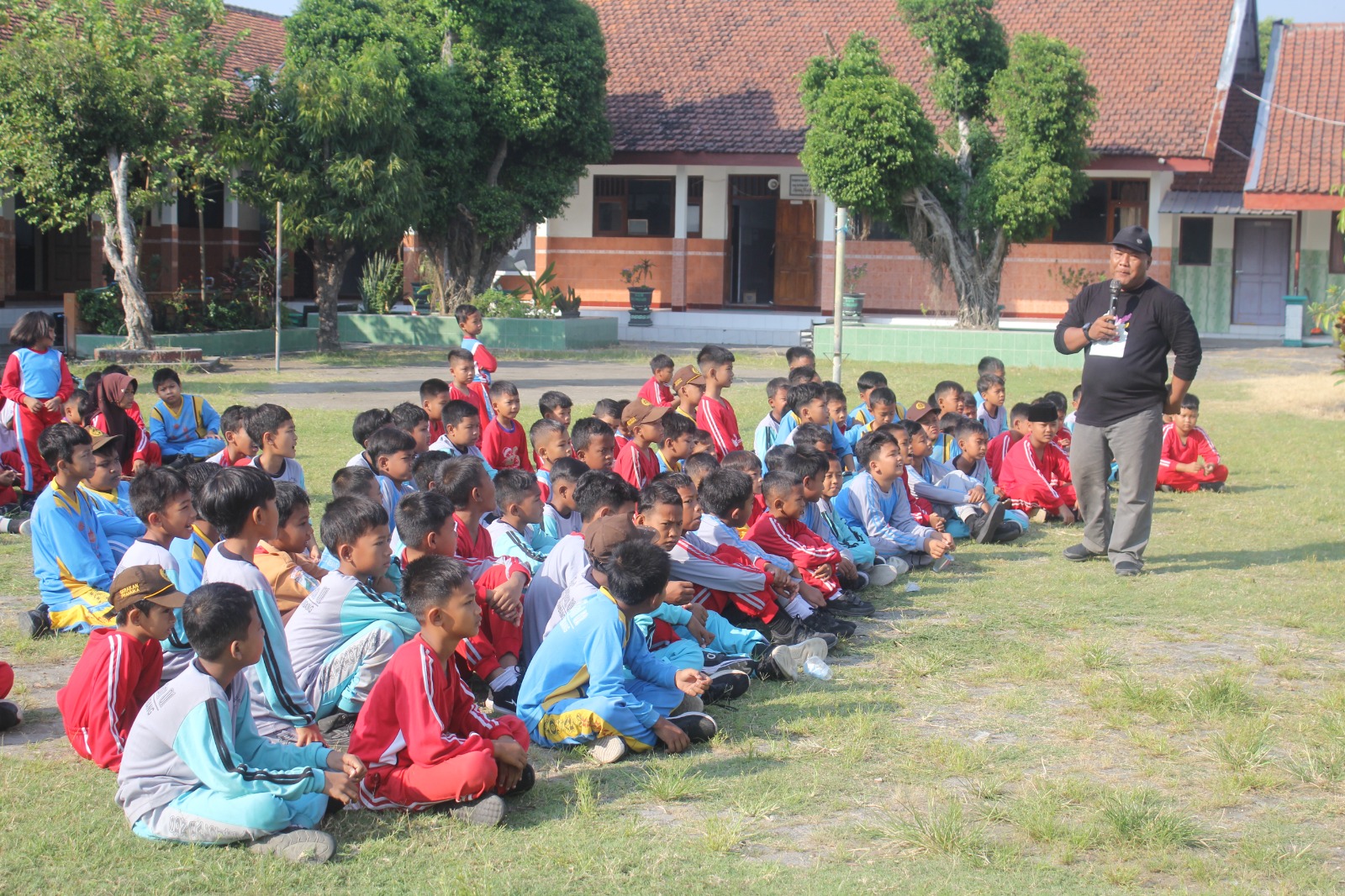 Foto: Anom Antono Kasi Kelembagaan dan Sarpras PAUD Dinas Pendidikan dan Kebudayaan sedang memberi wawasan pada anak - anak tentang jenis Olah Raga dan Organisasinya.