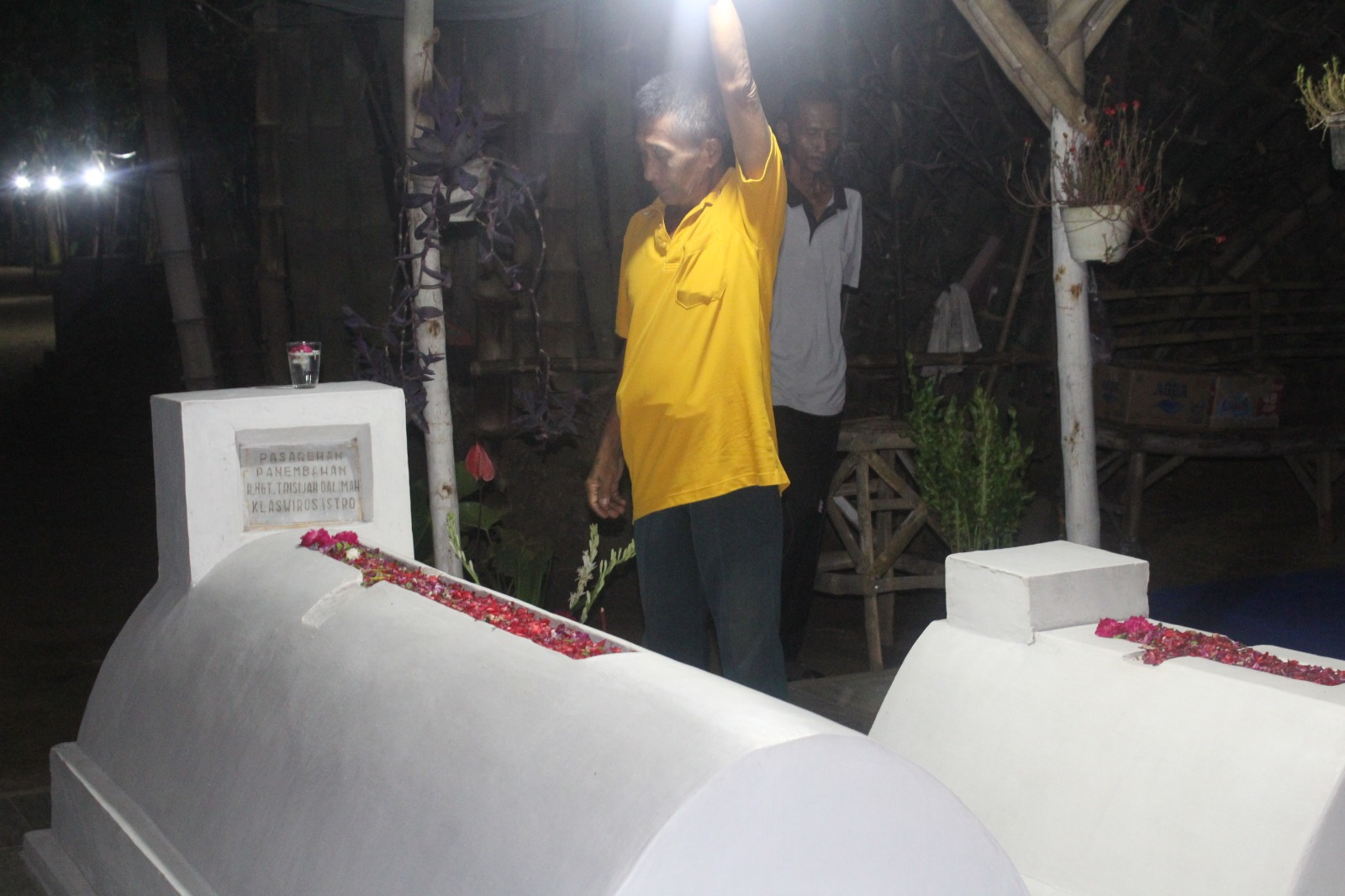 Foto: Mbah Sumardi saat mempersiapkan selamatan untuk pendiri peradaban Bongsorejo.
