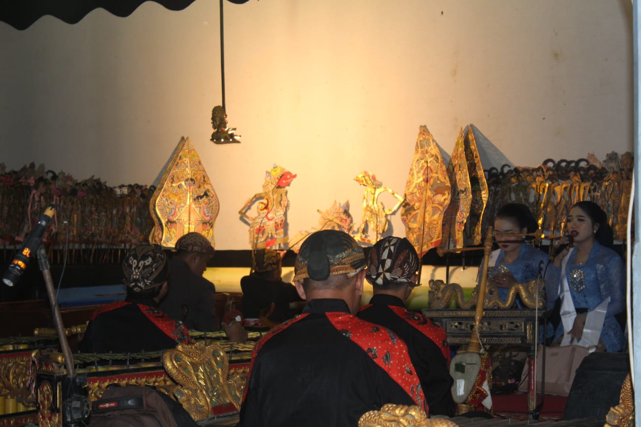 Foto: Ki Anom Sektiaji S.Sn. saat memainkan wayang kulit.