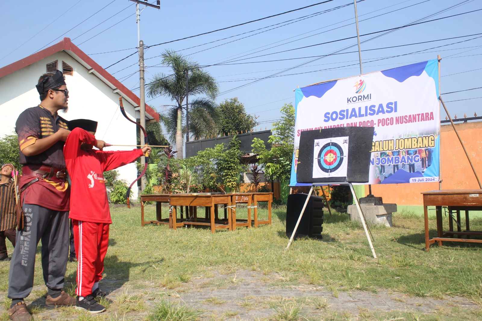 Foto: FESPATI melakukan praktik panahan dengan salah satu siswa setelah sebelumnya memberikan informasi mengenai teknik dan lingkup olahraganya.