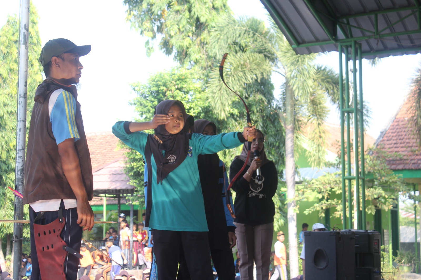Foto: Inorga FESPATI memperagakan langsung kepada perwakilan siswa SMPN Ngusikan teknik panahan tradisional.