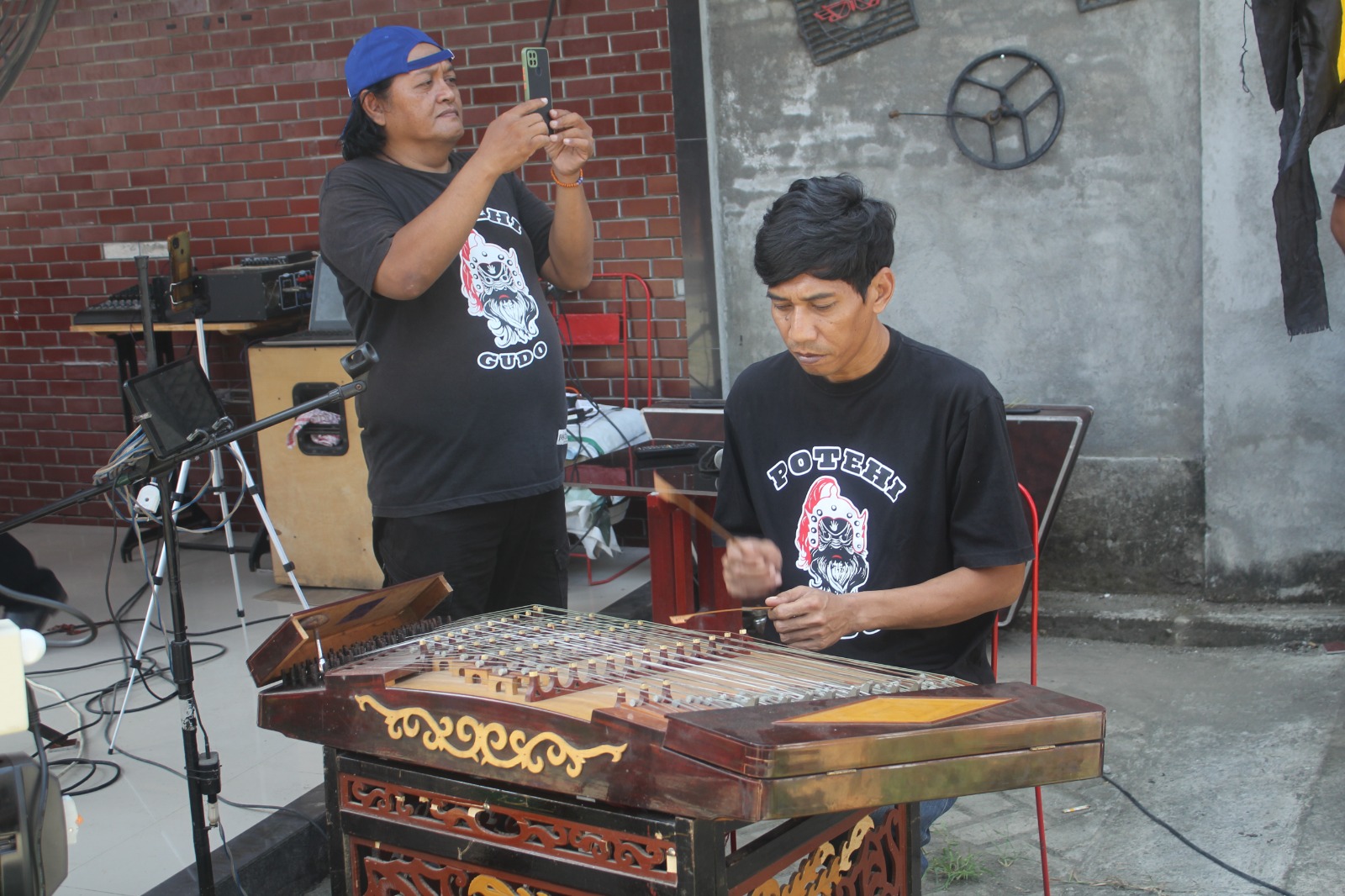 Foto: Tsing Jin, alat musik melodis pengiring pementasan Potehi.