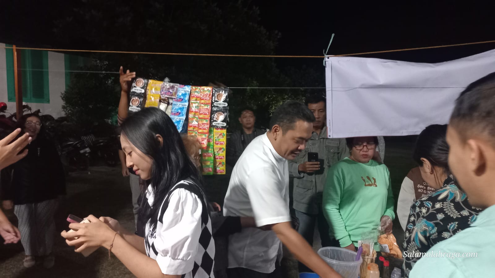 Foto: Wakil Bupati Jombang periode 2018-2023 Sumrambah mengobrol dengan salah satu UMKM bazar di Bongsorejo.