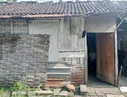 MBAH WARSIYAH PENDERITA STROKE YANG HIDUP DENGAN CUCU DAN ANAK BUNGSUNYA DI PETERONGAN JOMBANG