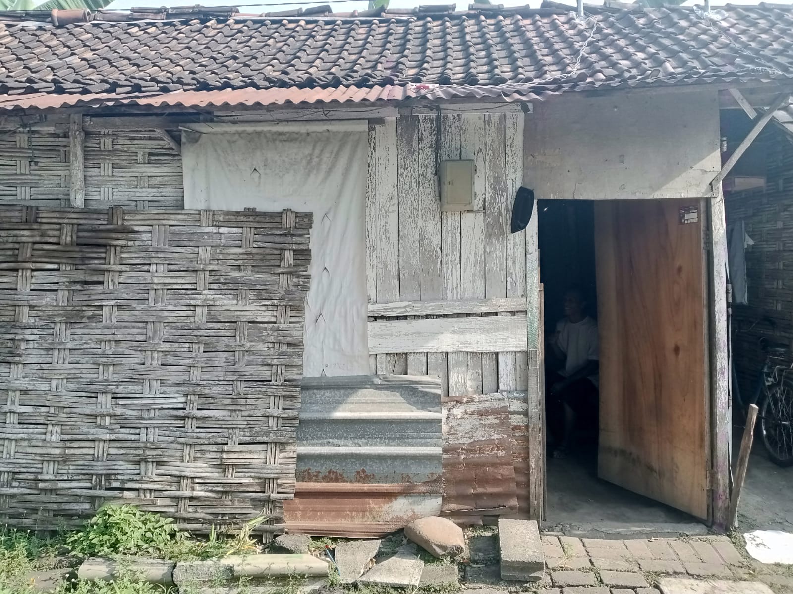 Foto: Tampak depan rumah Mbah Warsiyah.
