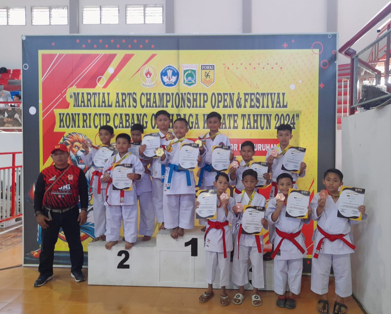 Foto: Atlet Warrior Karate Club Juara 3 Bersama Kata Beregu Pra Pemula Putra (Team A: Rafa Bima, Abyasa Nizam, M Rakha R) dan (Team B: M. Reyhan, Rony Aditya, Banyu Biru).