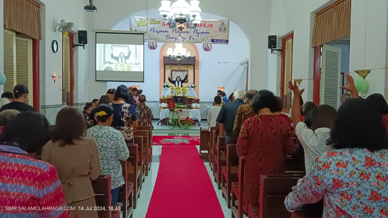 Foto: Ibadah syukur dipimpin oleh Ibu Pdt. Ridha selaku Pendeta Jemaat.