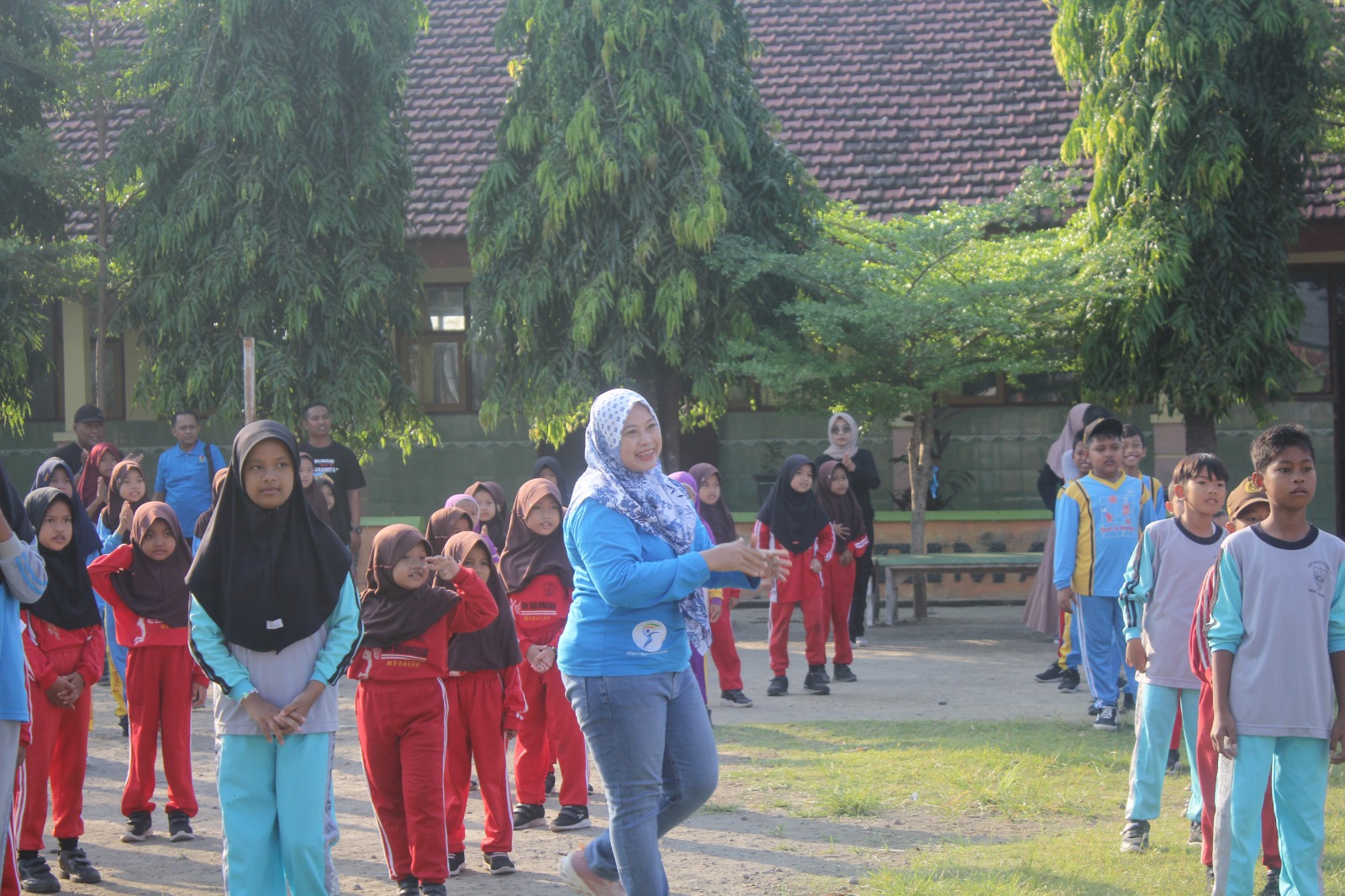 Foto: Ketua KORMI bergembira bersama siswa SDN Balongsari 1.