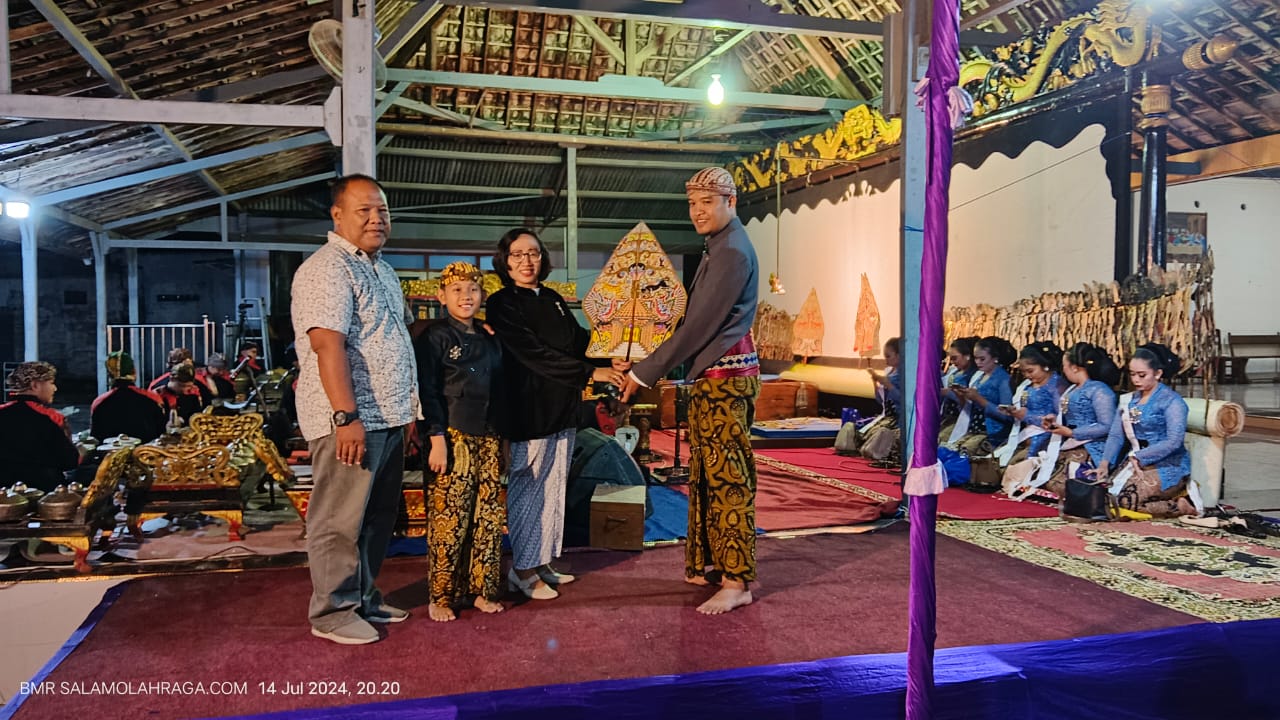 Foto: Bapak Anom, Dalang Cilik Krisna, Bu Pdt. Ridha dan Ki Dalang Anom Sektiaji.