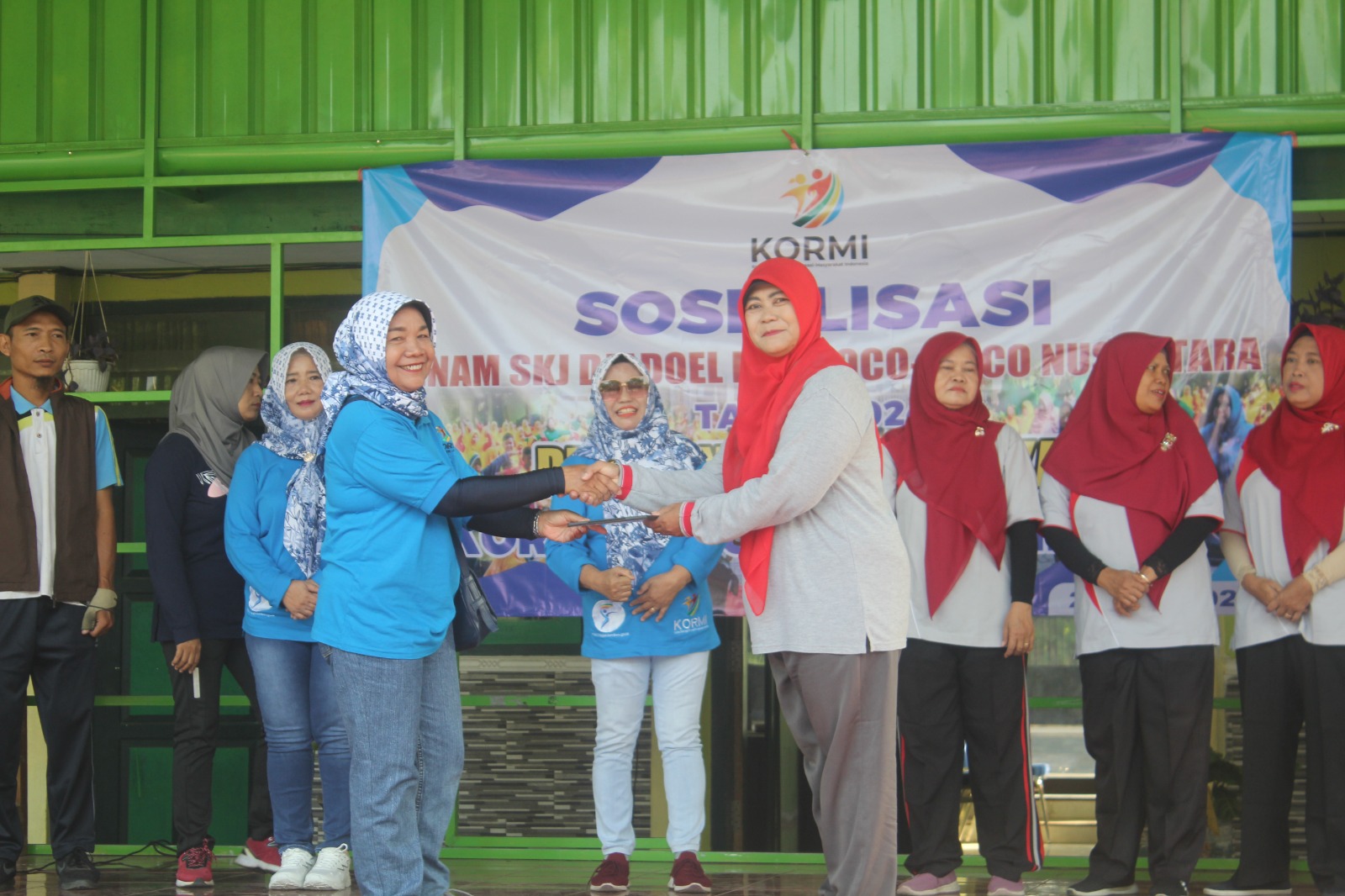 Foto: Penyerahan CD tutorial dan praktikum Senam SKJ Jadul dan Poco-poco Nusantara.