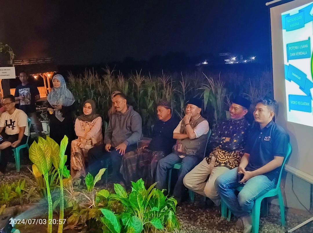 Foto dari kiri: Bu Ike BAPPEDA, Nur Kholik DPMD, H.Ali Arifin DISPORAPAR, Mbah Udin Media S.O, dan H. Mustain Kepala Desa Janti saat dialog pembentukan program pengembangan Makam Mbah Sayyid Ismail sebagai destinasi wisata di Kabupaten Jombang.