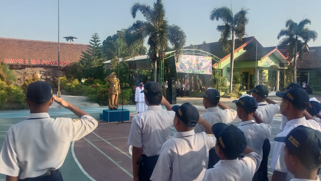Foto: Kepala Sekolah sebagai pembina upacara dan membuka acara MPLS.
