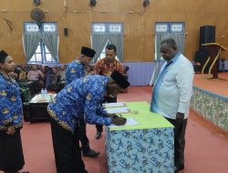 Bupati Kabupaten Asmat Elisa Kambu Menyerahkan SK PPPK Tahun Anggaran 2023 Kepada 87 Guru
