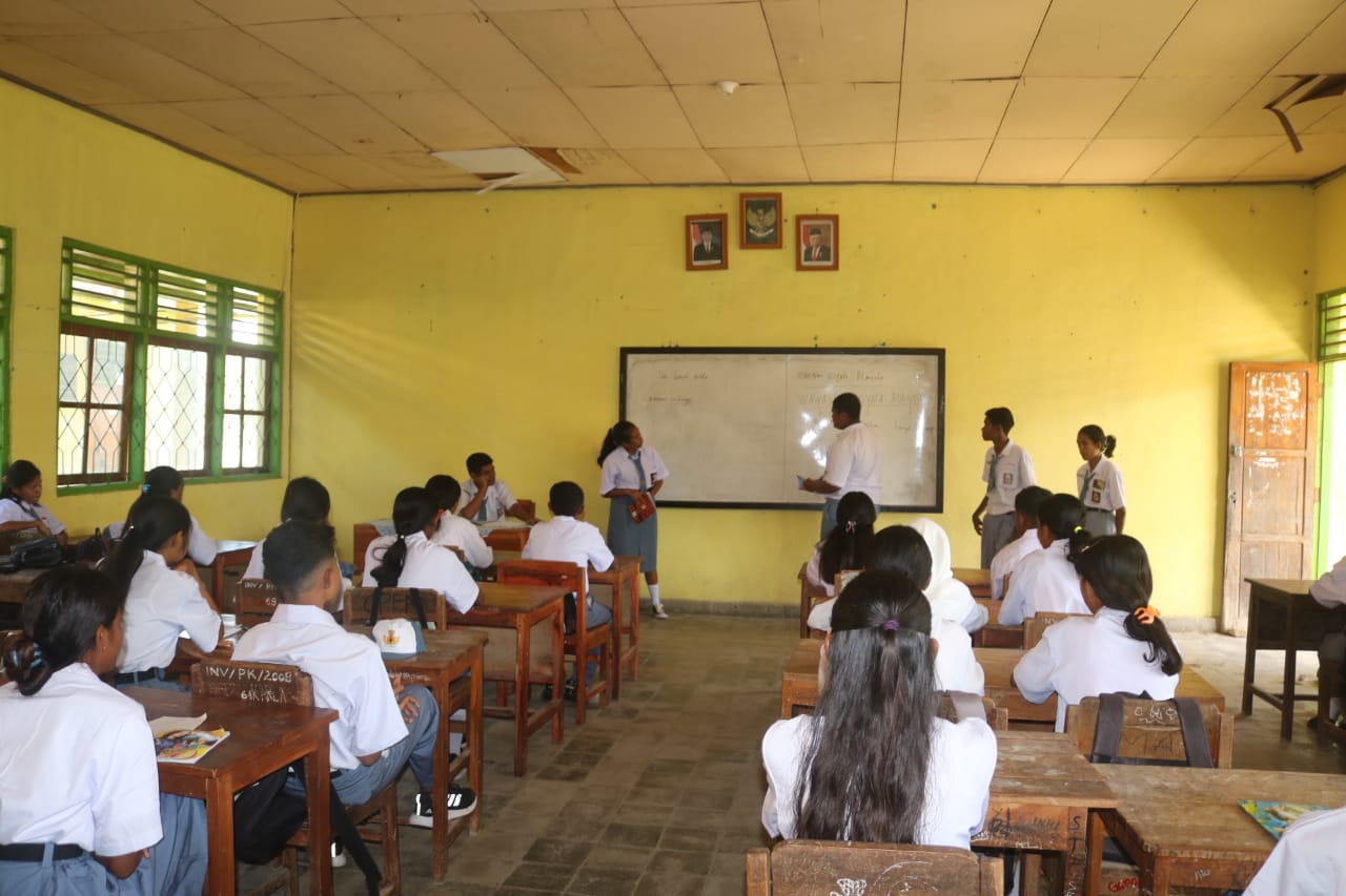 Foto: Saat Ketua OSIS SMA Swasta Pelita Karya memberikan pembekalan.