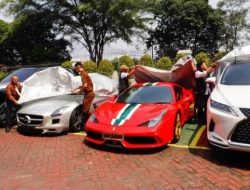 HALAMAN KANTOR KEJARI JADI NAMPAK SEPERTI SHOWROOM MOBIL MEWAH, BERJAJAR HARTA BERHARGA HARVEY MOIES DAN HELENA LIM
