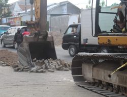 TERJADI TRANSAKSI JUAL – BELI TANAH BEKAS GALIAN PROYEK PELEBARAN JALAN CUKIR – MOJOWARNO, PT. T TERINDIKASI MENCARI CUAN LEBIH