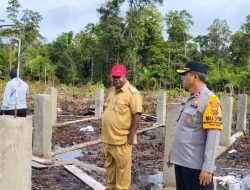 Bupati Asmat Elisa Kambu Mengunjungi Lokasi Pembangunan PLTS di Joerat