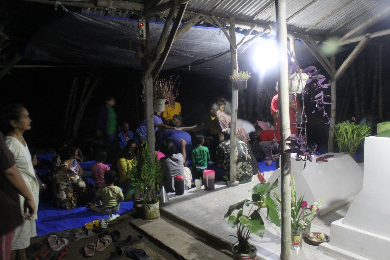 Foto: Suasana selametan mendoakan leluhur atau Klas Dalimah Ibu dari Klas Waridin pembuka Hutan Gondek untuk dijadikan Kampung Bongsorejo.