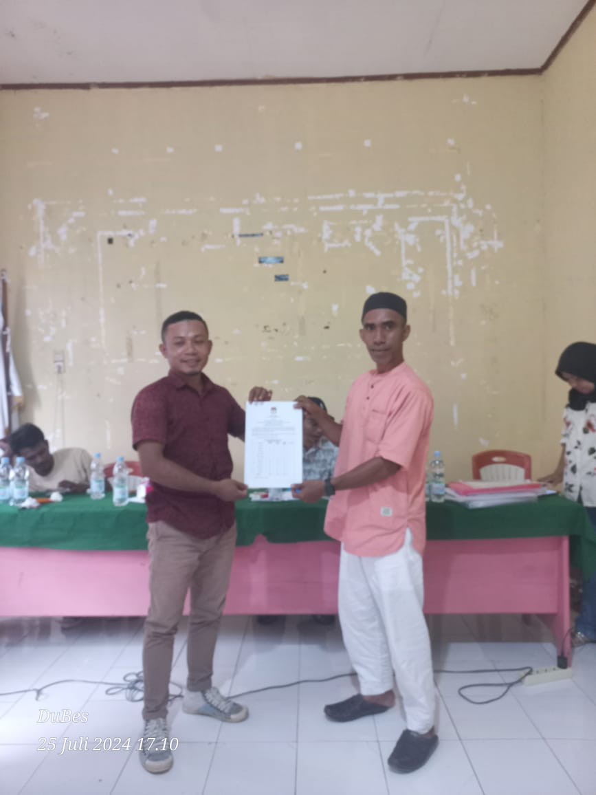 Foto: Penyerahan BA ke Tim Penghubung Pasangan Calon Kao Teluk.