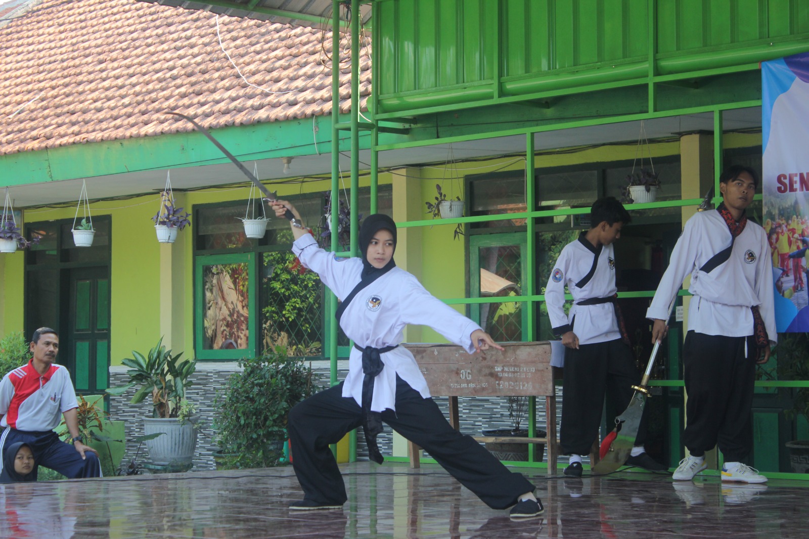 Foto: Inorga AKTI memperagakan jurus samurai yang pernah dibawakannya saat menjuarai kompetisi internasional.