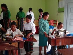 Menggunakan Jarum dan Benang, Tim Penggerak PKK Desa Tainsala Berharap Raih Kemandirian Ekonomi Warga