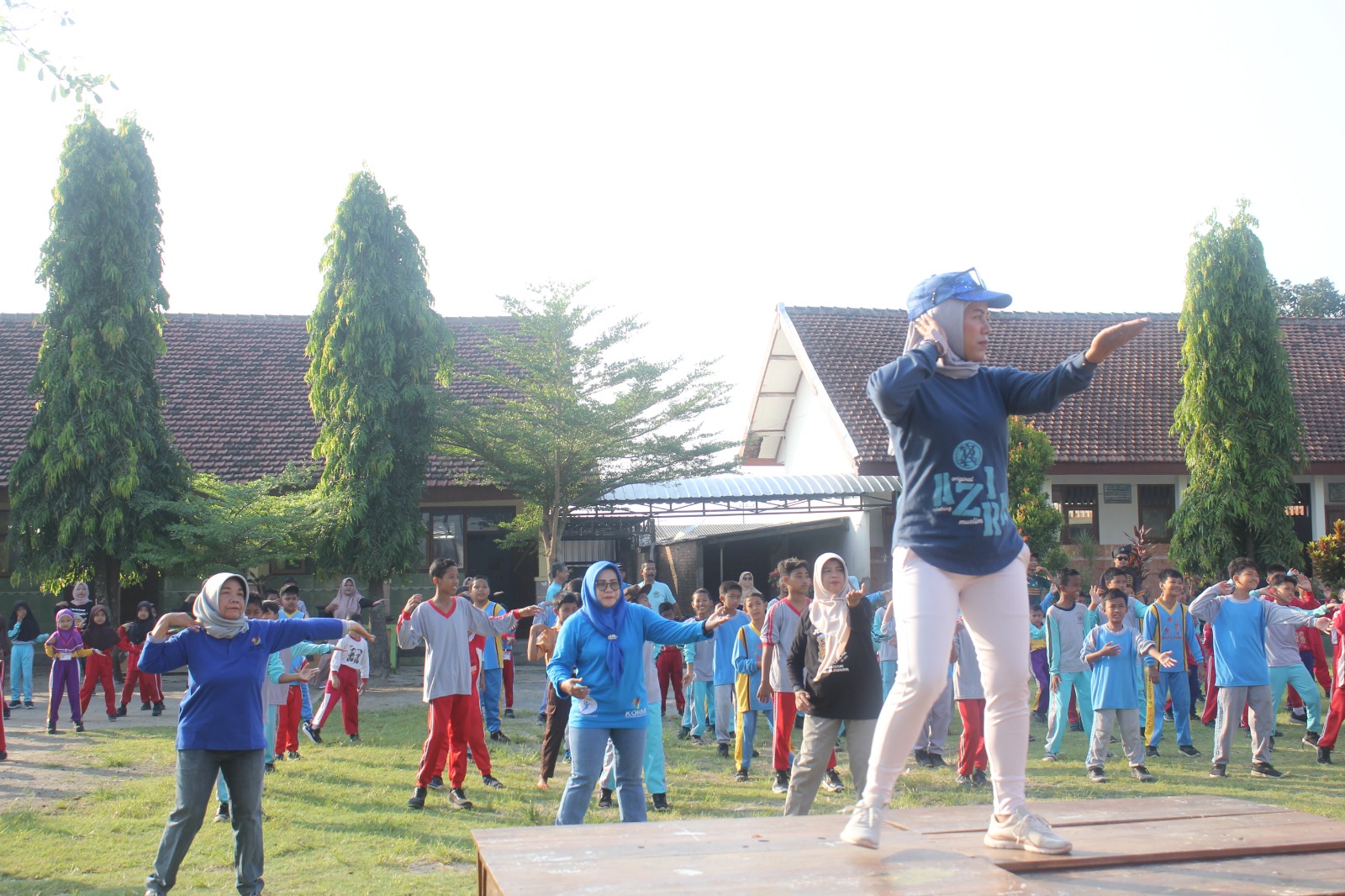 Foto: Pengurus KORMI Jombang senam bersama seluruh warga sekolah SDN Balong Sari 1 Jombang.