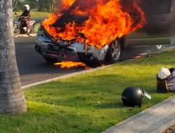 Mobil Subaru Terbakar di Woodland Citraland Surabaya