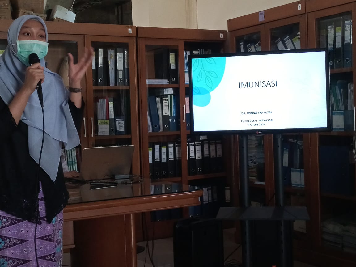 Foto: dr. Winna menyampaikan materi imunisasi dan pekan PIN nasional.