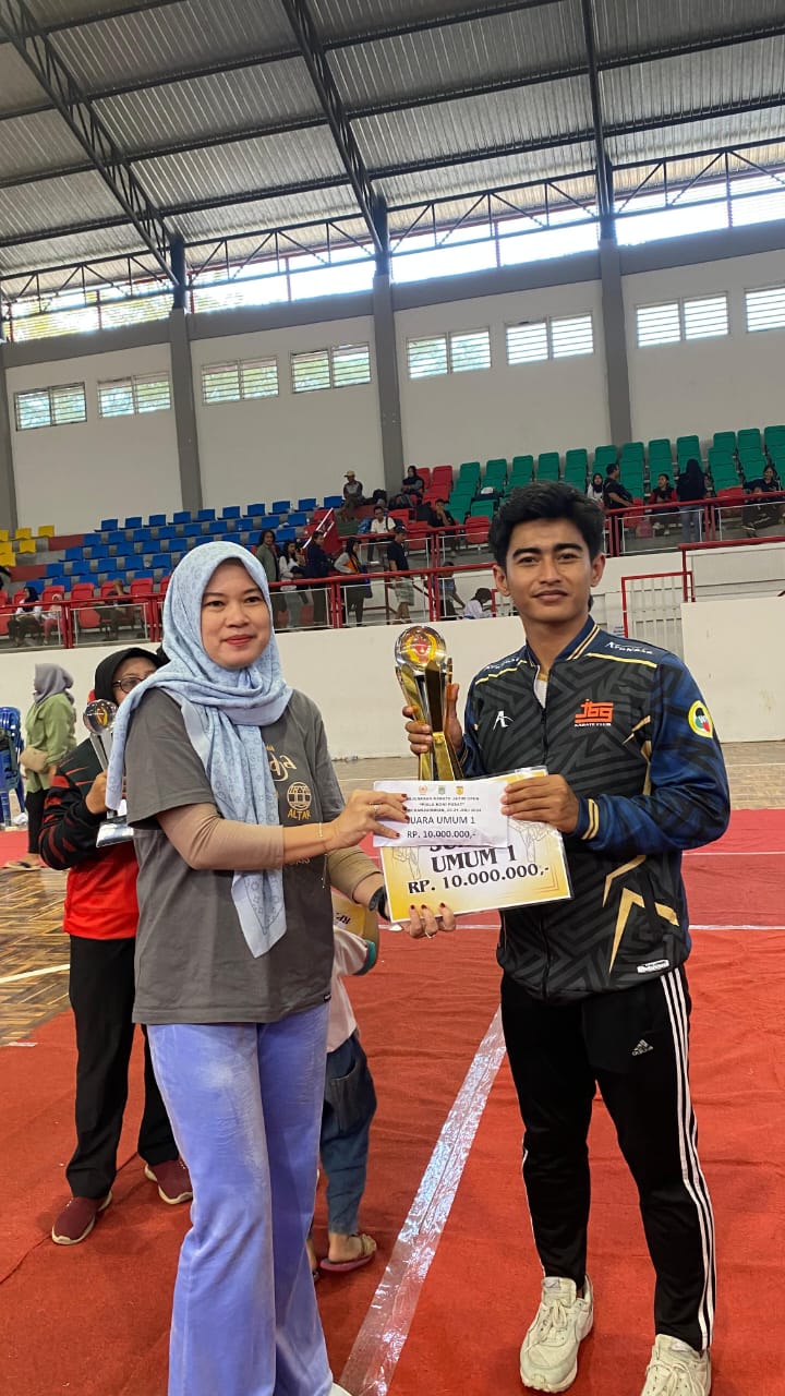 Foto: Penerimaan hadiah Juara Umum 1 berupa Piala dan uang pembinaan.