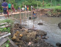 Jembatan Penghubung Desa Cerah Ambruk Akibat Banjir