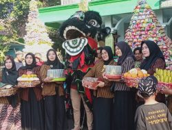 MERIAHNYA ACARA SEDEKAH DUSUN GADING PANDANWANGI JOMBANG KIRAB ARAK-ARAKAN GUNUNGAN HASIL SEDEKAH WARGA