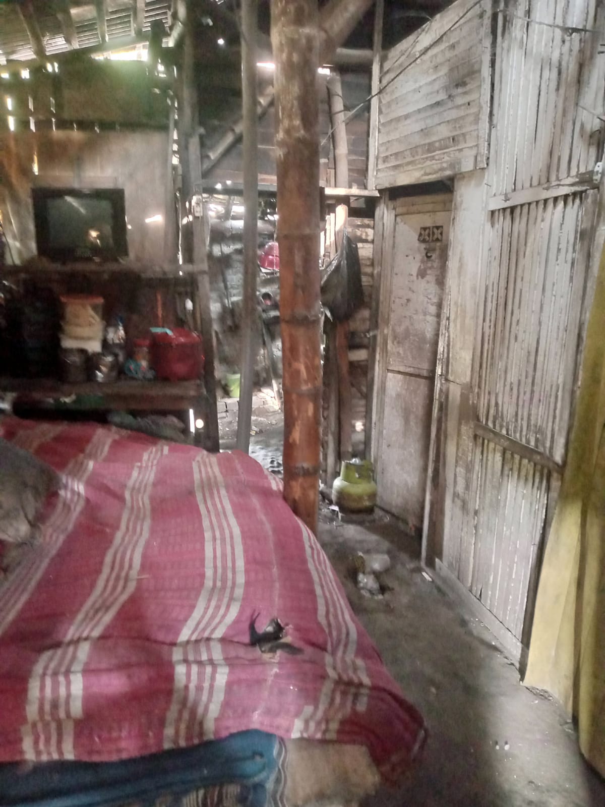 Foto: Kondisi tempat tidur Mbah Warsiyah.