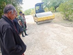 Babinsa Kodim 1621/05 TTS Pantau Proyek Jalan di Desa Lasi