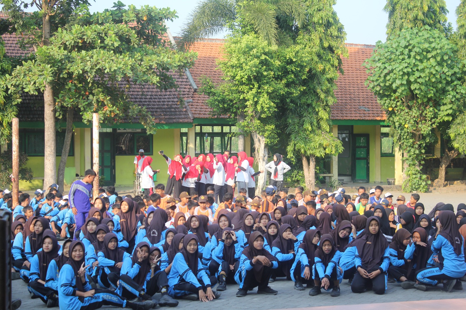 Foto: Keceriaan siswa dan para guru SMPN Ngusikan dalam sosialisasi Senam SKJ Jadul dan Poco-poco Nusantara.
