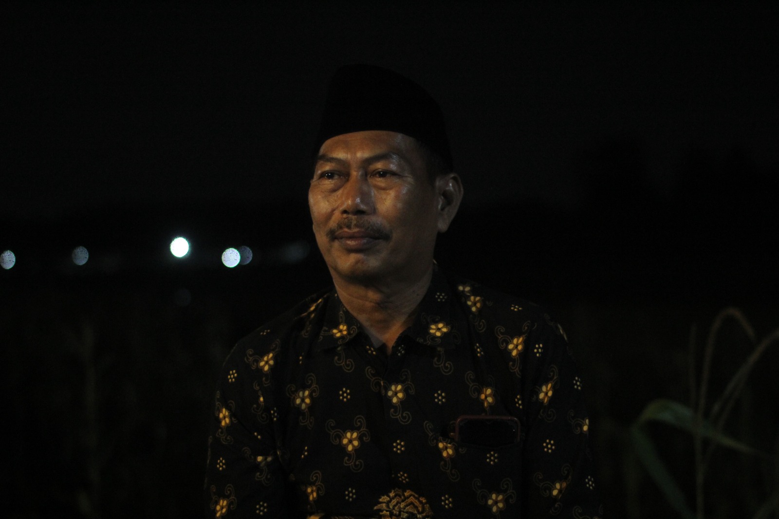 Foto: H. Mustain Kepala Desa Janti Kec. Jogoroto saat menjelaskan program pengembangan spot wisata di Komplek Makam Mbah Sayyid Ismail.