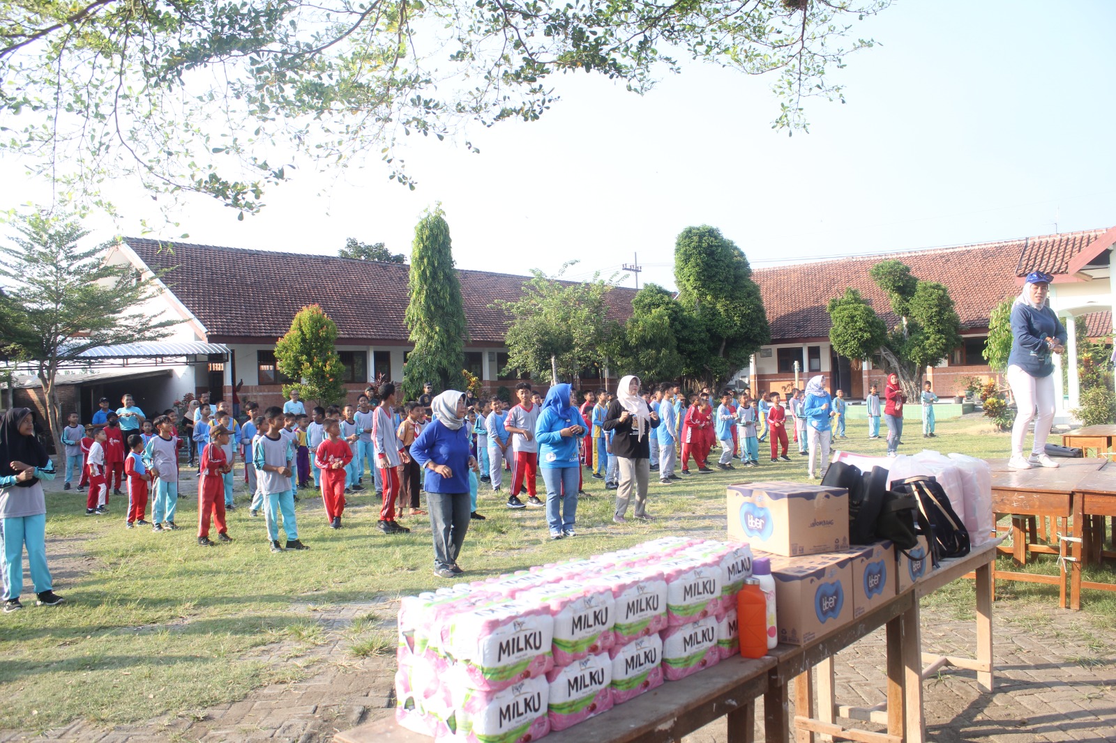 Foto: KORMI sedang melakukan sosialisasi senam SKJ Jadul dan senam bersama siswa juga guru SDN Balong Sari 1.