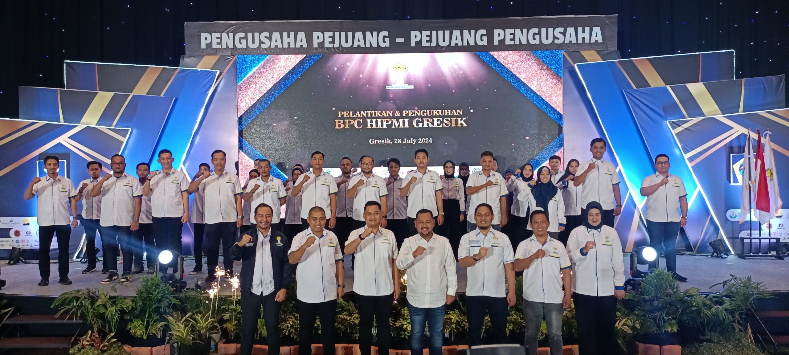Foto: Bupati Gresik Fandi Ahmad Yani baris depan tengah sedang berpose setelah menyelesaikan penandatanganan SK.
