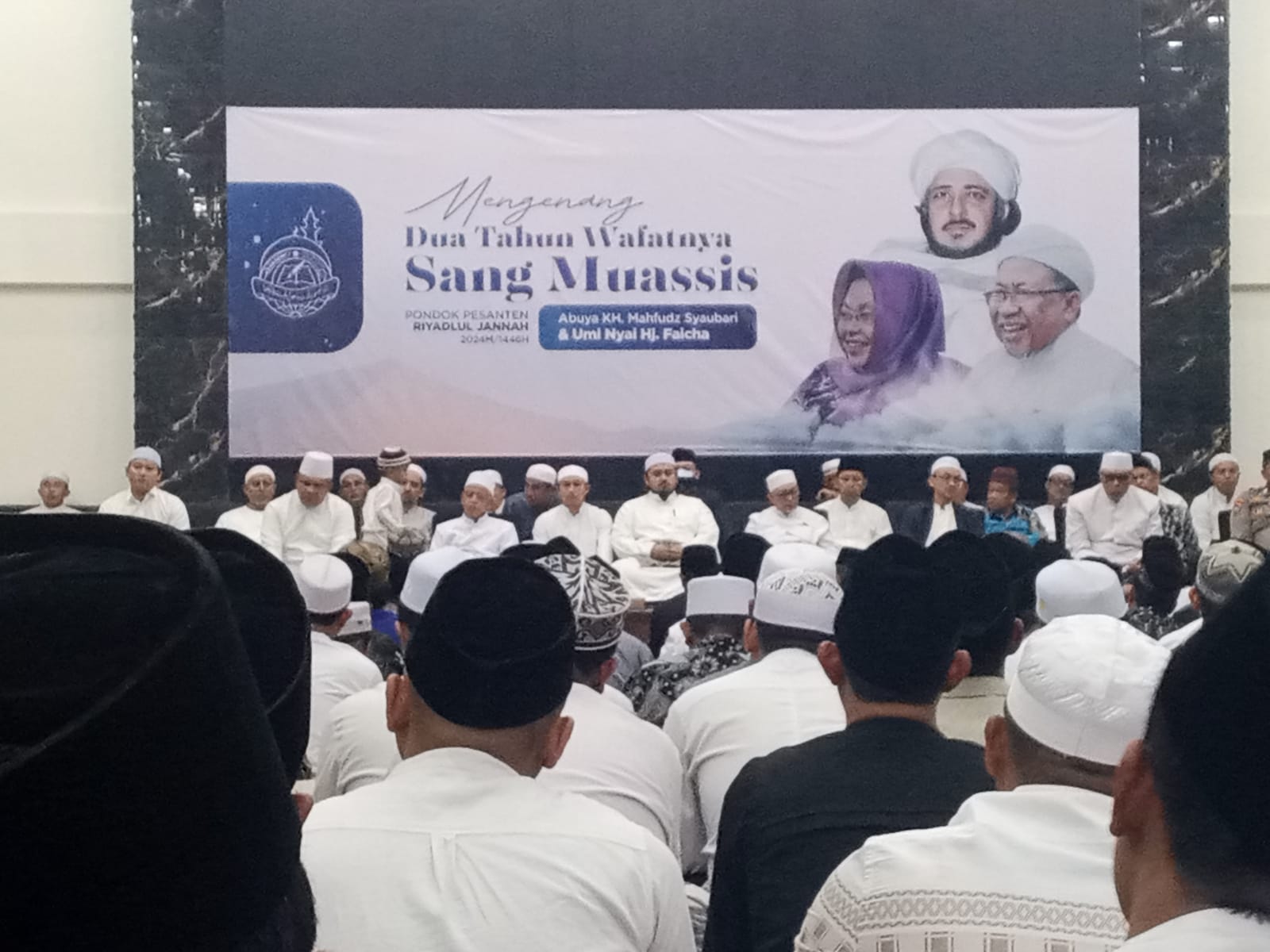 Foto: Acara haul KH Mahfudz Syaubari yang dihadiri para ulama, habib dan tokoh lainnya.